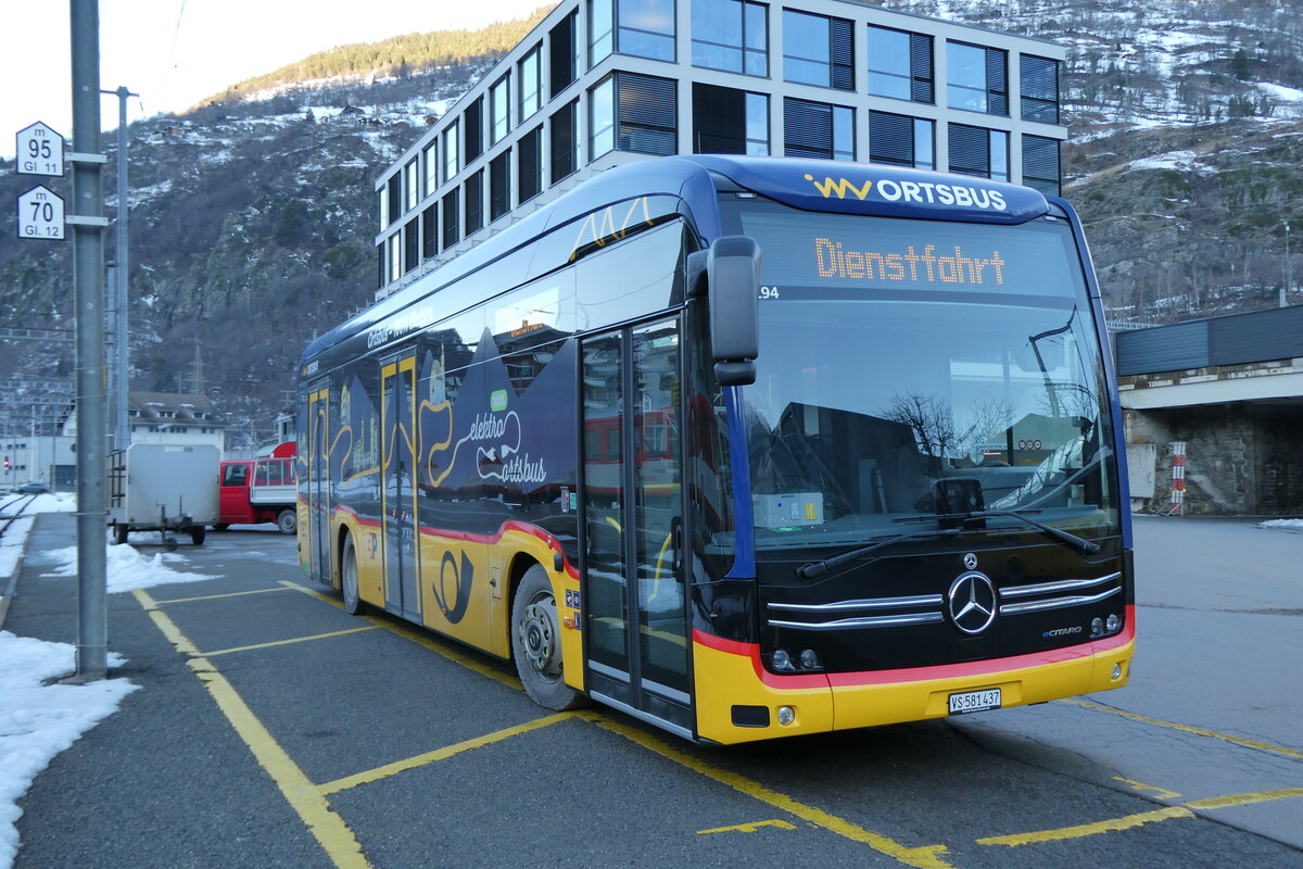 (284'144) - PostAuto Wallis - BE 581'437/PID 12'194 - eMercedes am 15. Januar 2026 beim Bahnhof Brig