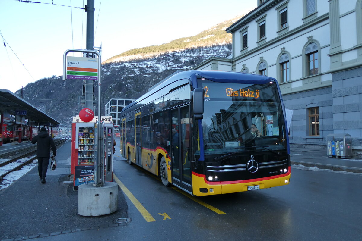 (284'147) - PostAuto Wallis - VS 581'442/PID 12'197 - eMercedes am 15. Januar 2026 beim Bahnhof Brig