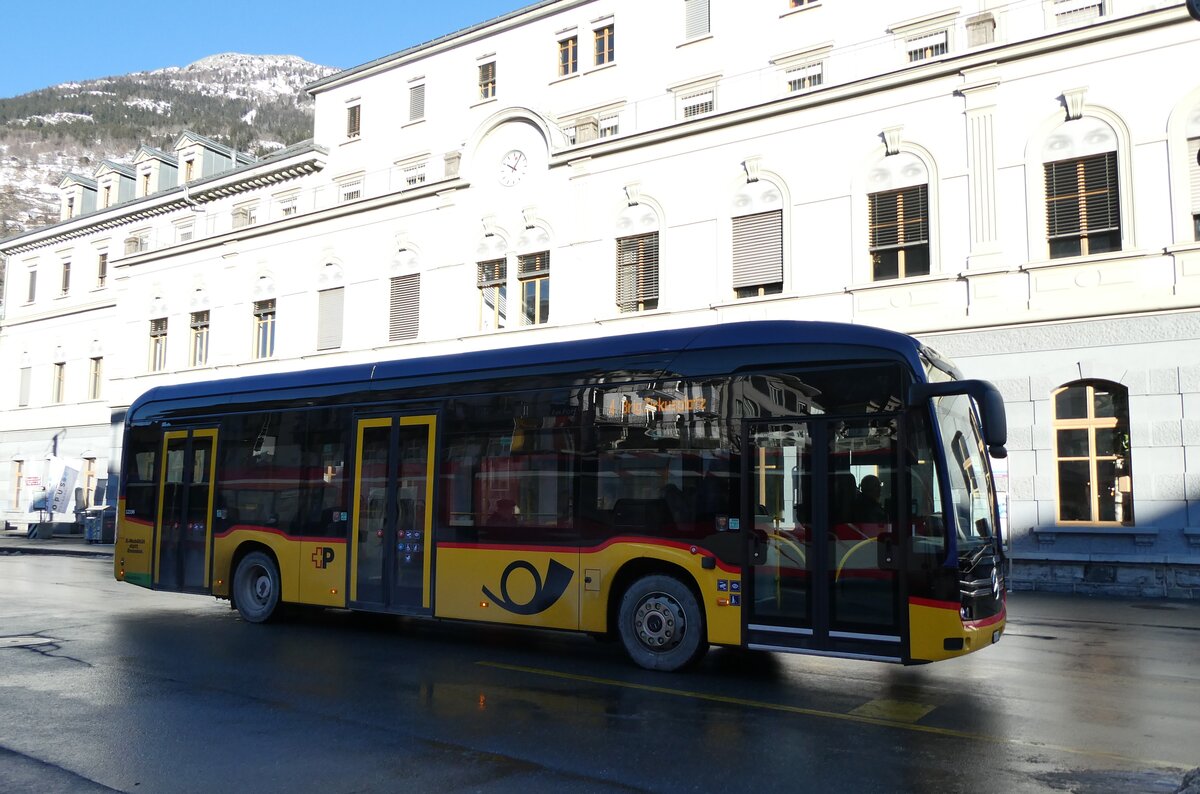 (284'162) - PostAuto Wallis - VS 581'439/PID 12'196 - eMercedes am 15. Januar 2026 beim Bahnhof Brig