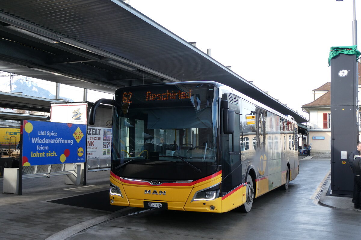 (284'318) - PostAuto Bern - BE 653'386/PID 12'065 - MAN am 24. Januar 2026 beim Bahnhof Spiez