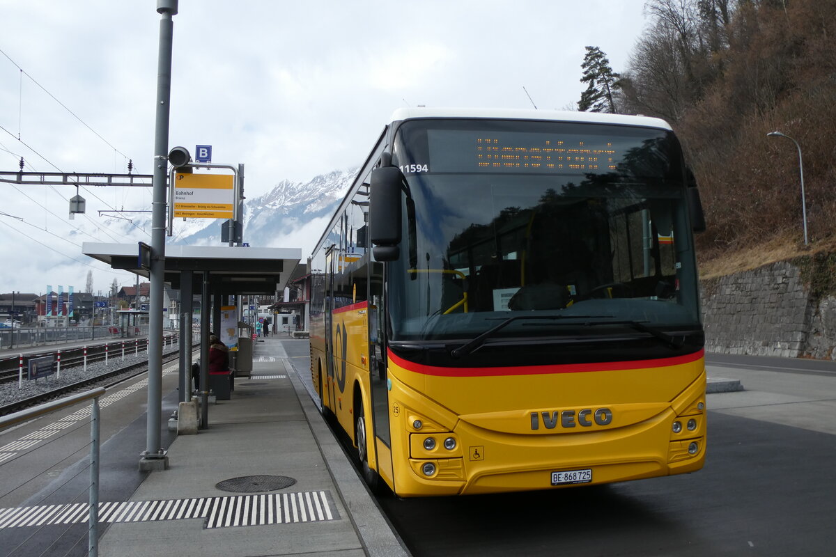 (284'352) - Fl�ck, Brienz - Nr. 25/BE 868'725/PID 11'594 - Iveco am 26. Januar 2026 beim Bahnhof Brienz