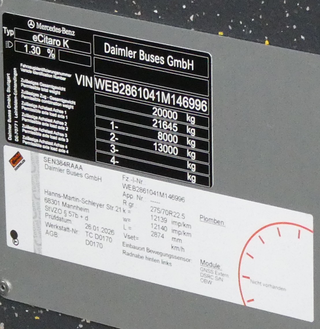 (284'838) - Typenschild - STI Thun eCitaro K - am 12. Februar 2026 in Thun, Garage