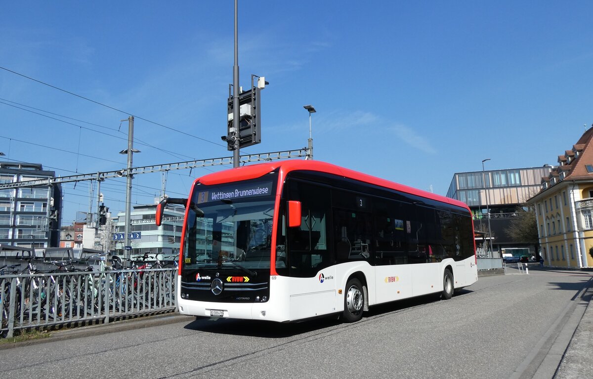 (285'551) - RVBW Wettingen - Nr. 69/AG 588'478 - eMercedes am 19. M�rz 2026 beim Bahnhof Baden