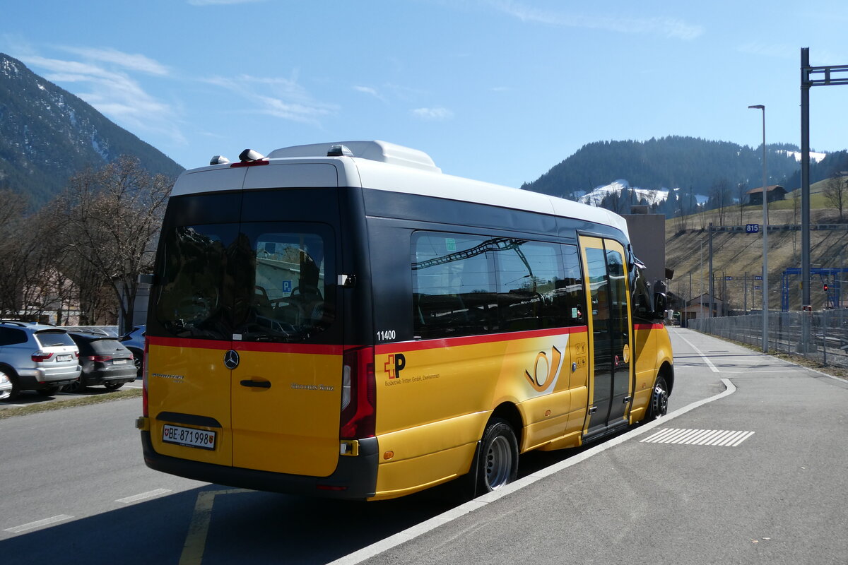 (285'573) - Tritten, Zweisimmen - BE 871'998/PID 11'400 - Mercedes am 20. M�rz 2026 beim Bahnhof Zweisimmen