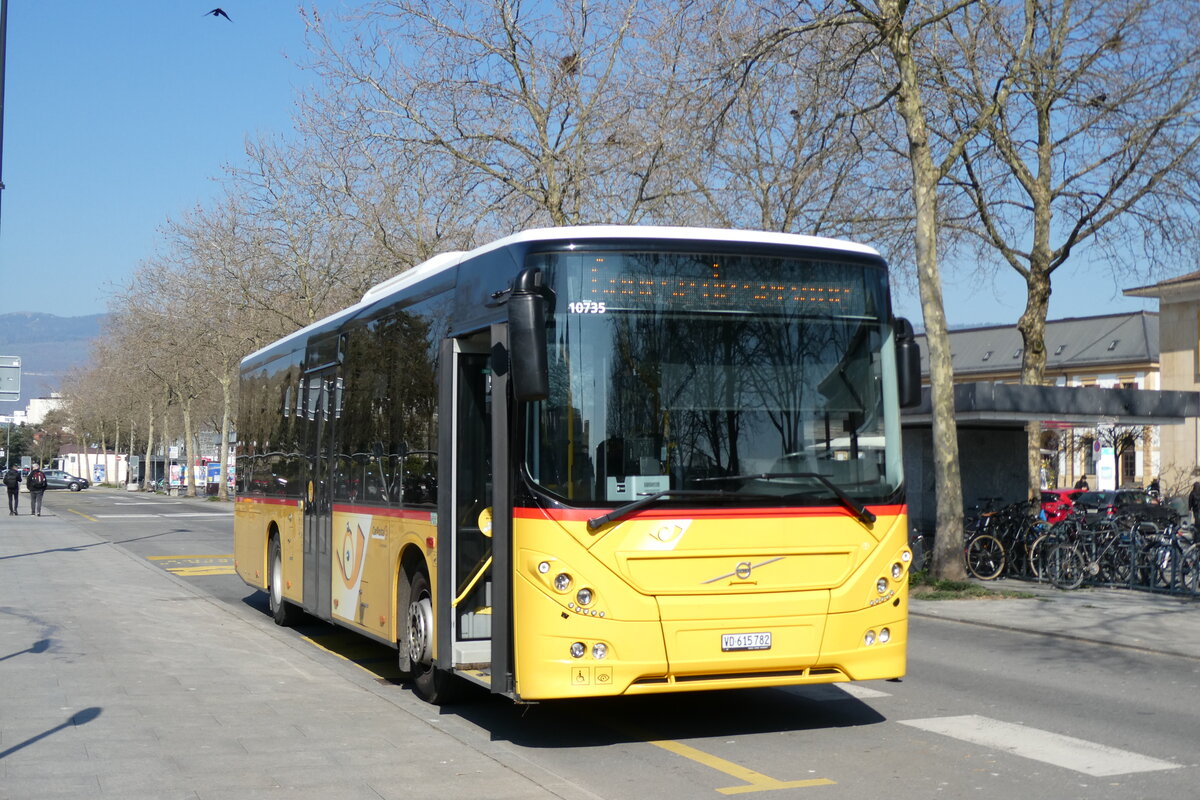 (285'581) - CarPostal Ouest - VD 615'782/PID 10'735 - Volvo (ex Favre, Avenches) am 21. M�rz 2026 beim Bahnhof Yverdon
