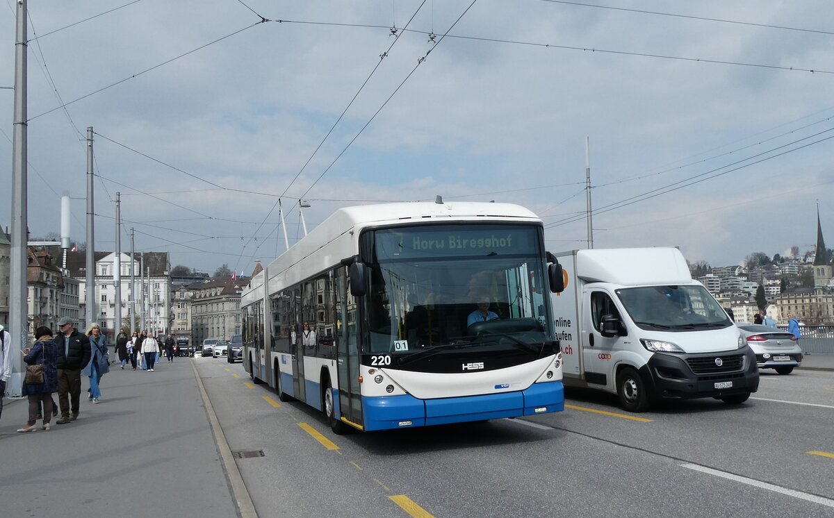 (285'714) - VBL Luzern - Nr. 220 - Hess/Hess Gelenktrolleybus am 23. M�rz 2026 in Luzern, Bahnhofbr�cke