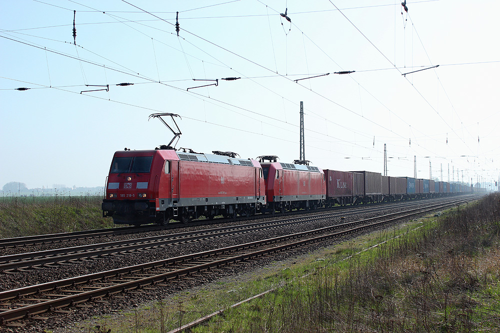 29.03.2014 13:42 Uhr - 185 218 und als Wagenlok 145 014 mit einem Containerzug in Richtung Stendal in Angern-Rogätz.
