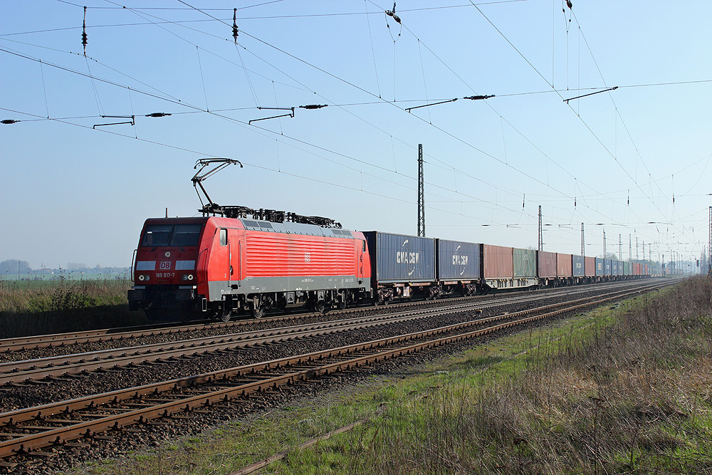 29.03.2014 15:39 Uhr - 189 017 mit einem Metrans-Containerzug in Richtung Stendal in Angern-Rogätz.