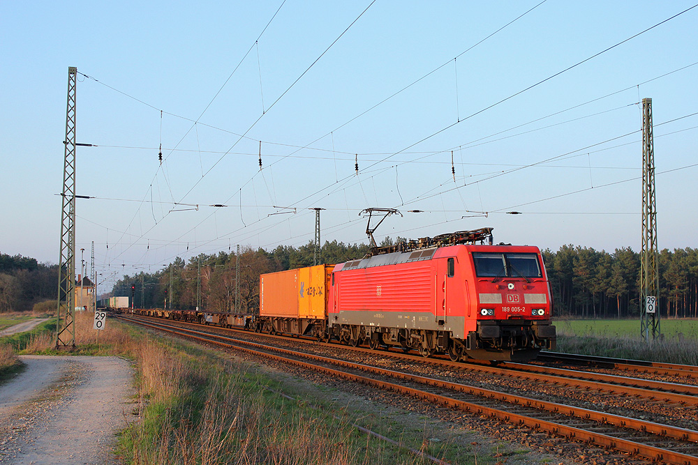 29.03.2014 18:01 Uhr - 189 005 mit einem KLV-Zug in Richtung Magdeburg in Angern-Rogätz.