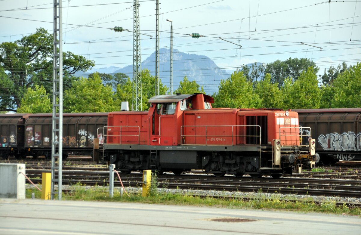 294 720-8 in Rosenheim am 11.08.2022. Die Lok ist mit der Bereitstellung eines Müllzuges gerade fertig geworden.