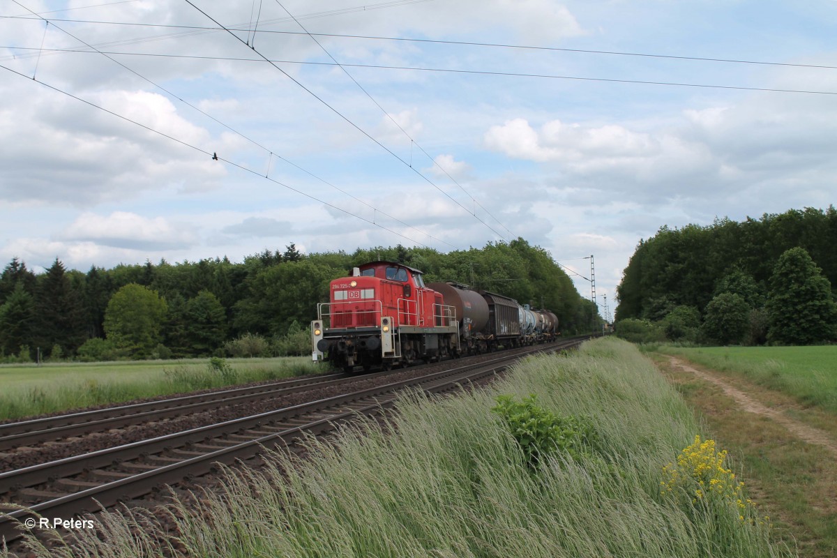 294 725-7 mit einer �bergabe bei der Stromkreistrennstelle bei Bischofsheim. 19.05.15