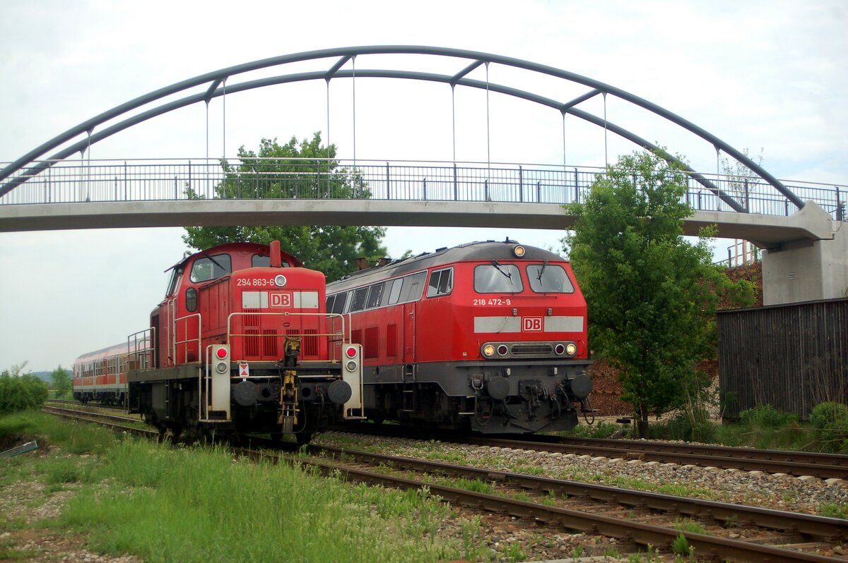 294 863-6 und 218 472-9 mit Nahverkehrszug in Vöhringen am 11.05.2009.