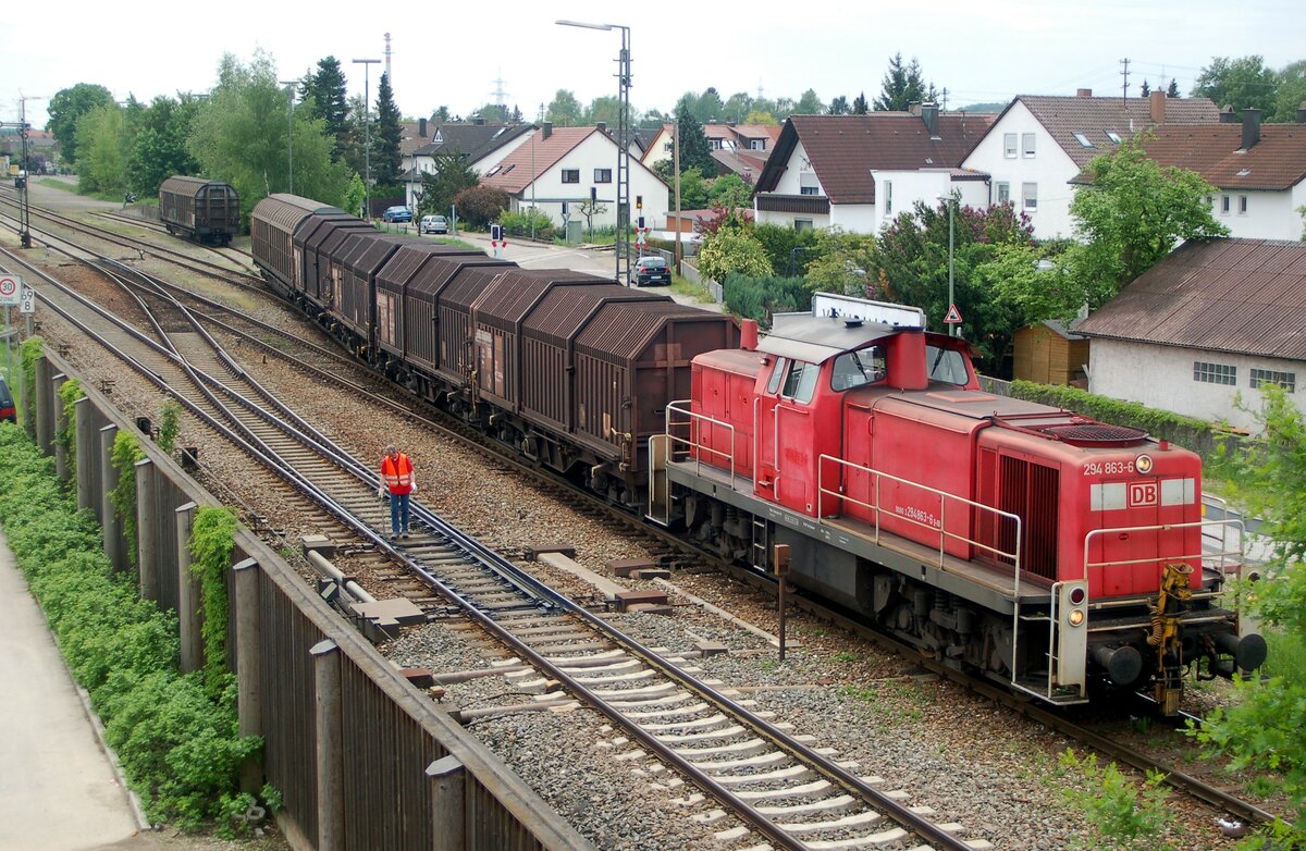 294 863-6 mit Teleskop- und Schiebewandwagen fährt aus Vöhringen aus, am 11.05.2009.