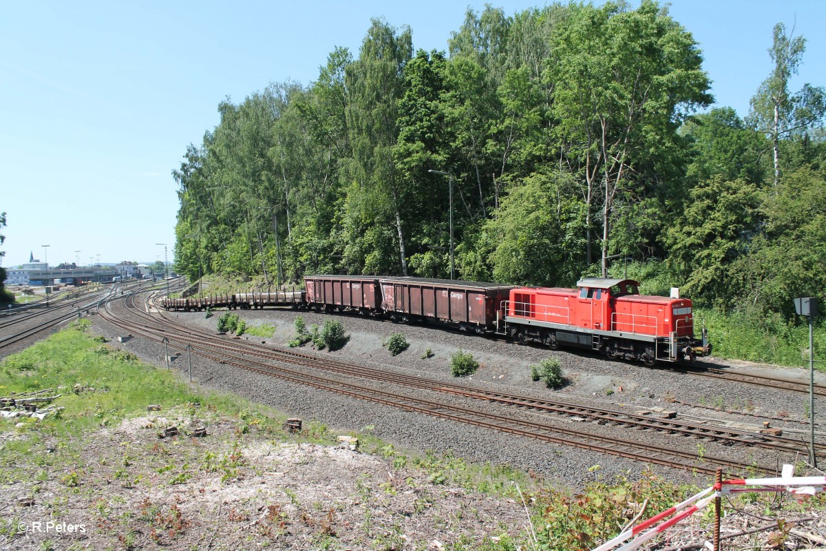 294 902-4 zieht ein paar Güterwagen über den Abrollhügel in Marktredwitz. 05.06.15