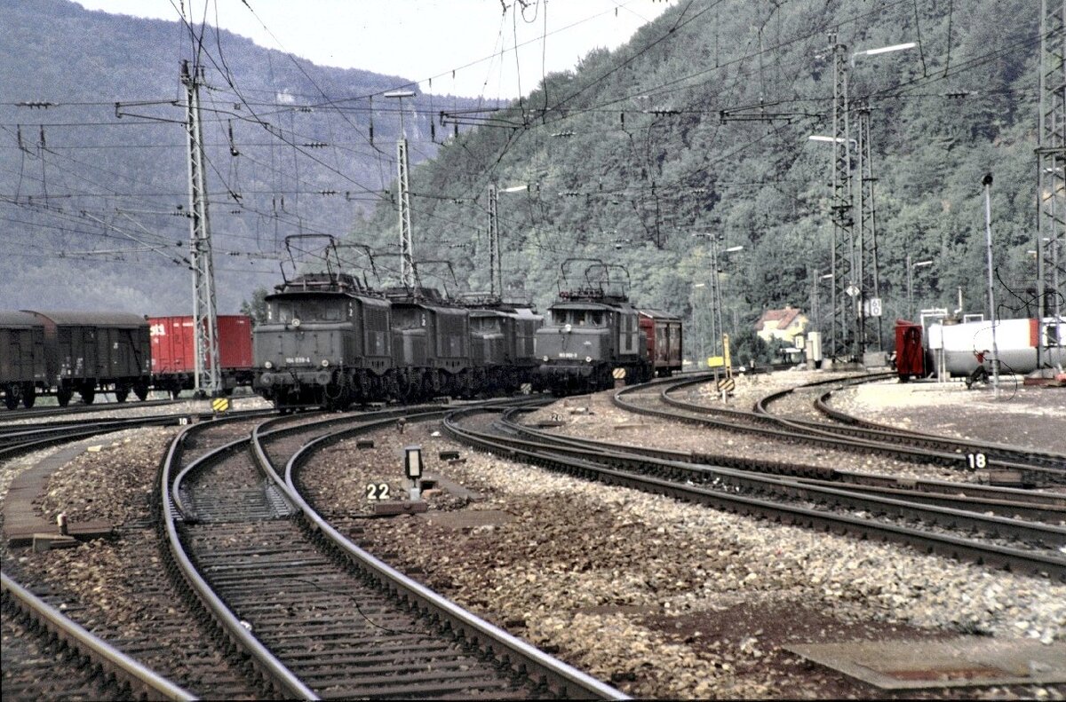2x 194 und eine 193 sind in Schubbereitschaft in Geislingen Steige, während die 193 002-4 mit einem Güterwagen vorbeifährt, im September 1980.