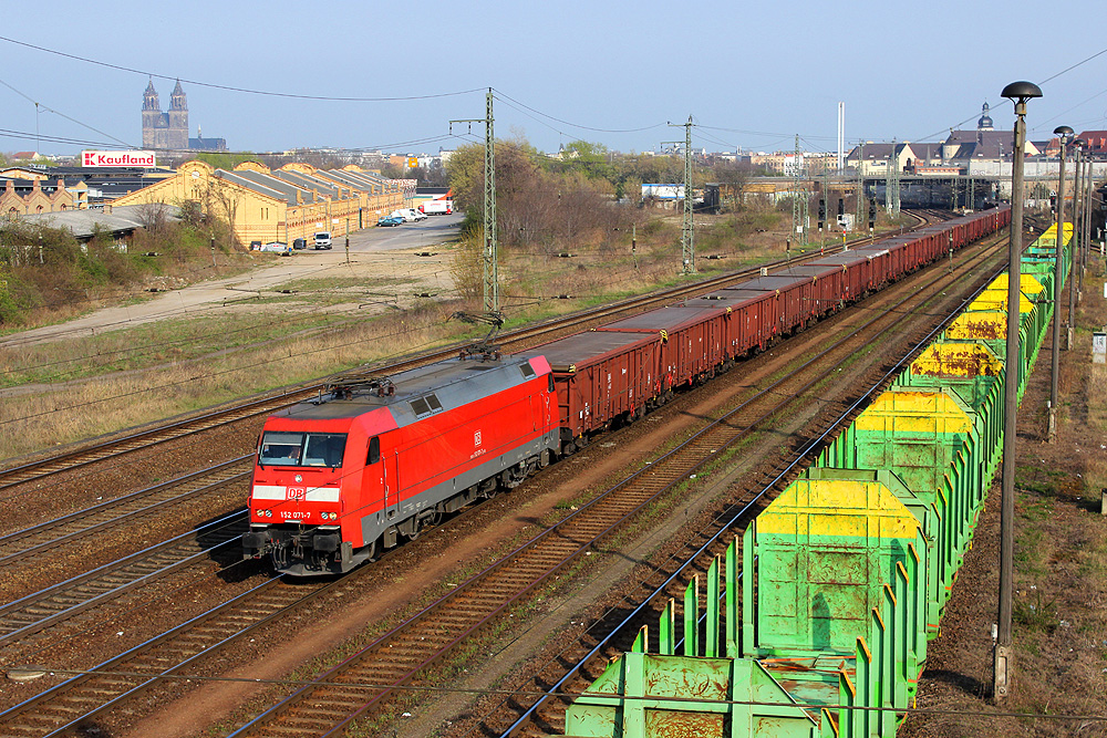 30.03.2014 16:42 Uhr - 152 071 fährt mit einem E-Wagenzug aus Richtung Buckau kommend in Magdeburg-Sudenburg ein. Nach einem Personalwechsel fuhr der Zug in Richtung Westen weiter.