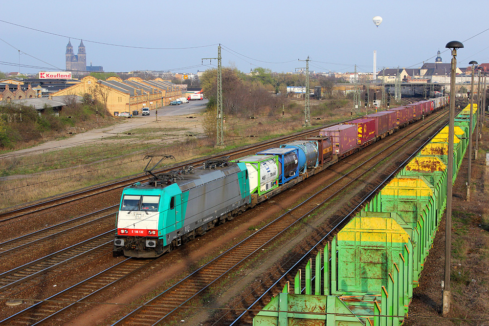 30.03.2014 17:43 Uhr - 186 132 von Crossrail fährt mit einem Containerzug aus Richtung Buckau kommend in Magdeburg-Sudenburg ein. Nachdem der Block frei war, fuhr der Zug in Richtung Westen weiter.