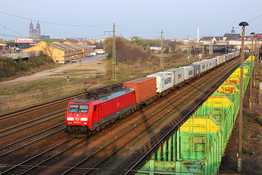 30.03.2014 18:21 Uhr - 189 056 fährt mit einem Containerzug aus Richtung Buckau kommend in Magdeburg-Sudenburg ein. Nach einem Personalwechsel fuhr der Zug in Richtung Westen weiter.
