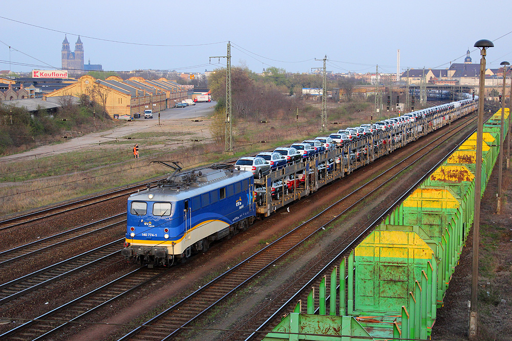 30.03.2014 18:32 Uhr - EVB 140 774 durchf�hrt mit einem BLG-Zug aus Richtung Buckau kommend Magdeburg-Sudenburg in Richtung Westen.