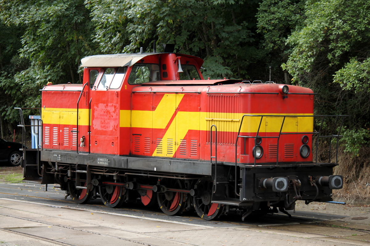 346 811-3 ist die neue Werklok im Rostocker Fracht und Fischereihafen am 16.08.2014 stand sie vor dem Lokschuppen abgestellt.