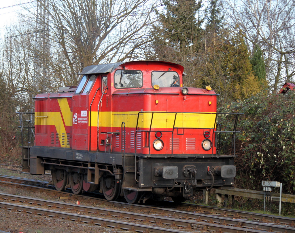 346 811-3(Werklok 3)der Firma Rostocker Fracht und Fischereihafen lie� sich am 28.12.2014 endlich im Bahnhof Rostock-Bramow blicken.