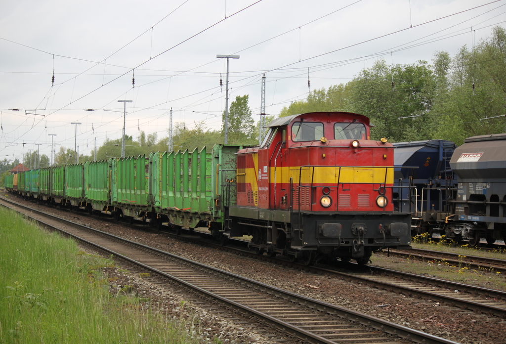 346 811-3(Werklok 3)der Firma Rostocker Fracht und Fischereihafen war am 25.05.2015 mit dem Leerzug von Stendal-Niederg�rne im Bahnhof Rostock-Bramow besch�ftigt.
