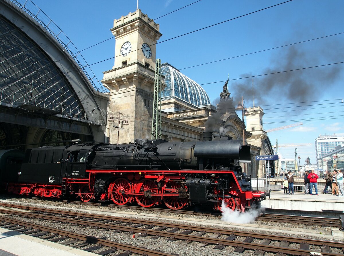 35 1097-1 im Dresdner Hauptbahnhof mit Snderzug beim 7. Dampfloktreffen in Dresden am 19.04.2015.