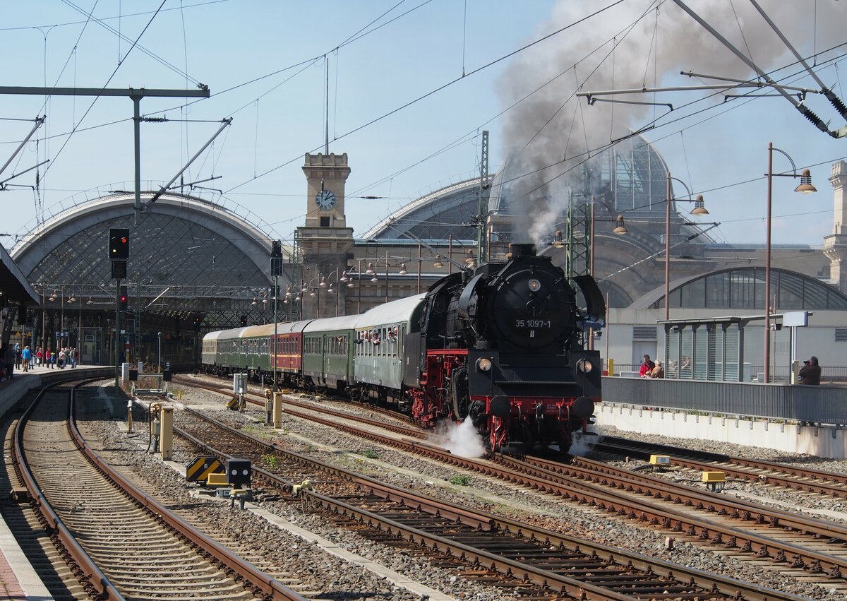 35 1097-1 fährt mit Sonderzug aus Dresden Hbf aus am 19.04.2015.