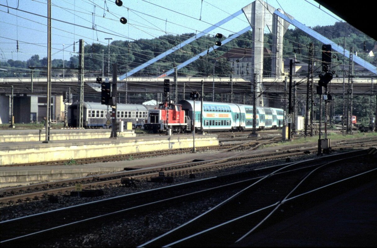 360 342-0 rangiert mit Doppelstockzug in Ulm am 06.06.1996.