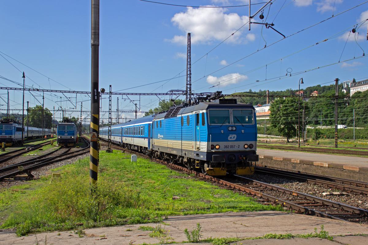 362 057 f�hrt mit R 759 von Klatovy nach Praha hl.n. in Sm�chov ein.