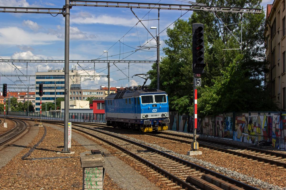 362 086 setzt um, w�hrend die Zuggarnitur f�r die R�ckfahrt am Bahnsteig verbleibt.