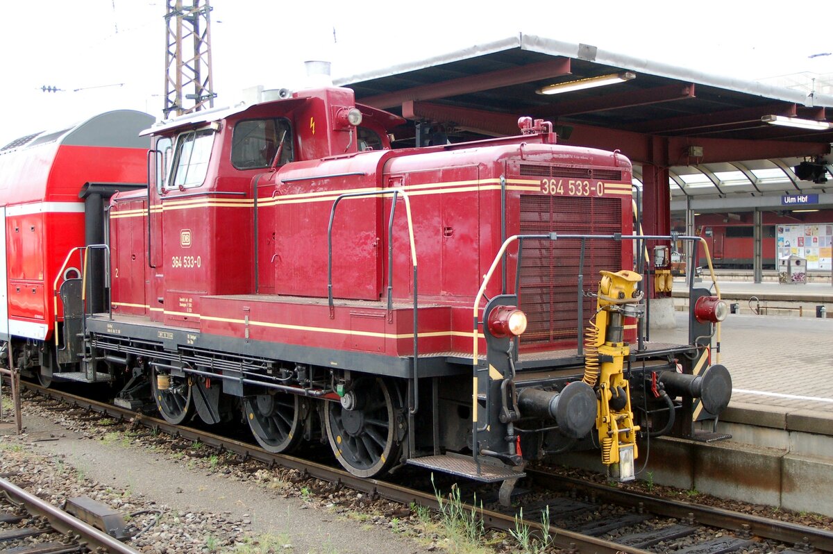 364 533-0 rangiert mit Doppelstockwagen in Ulm am 02.06.2007.