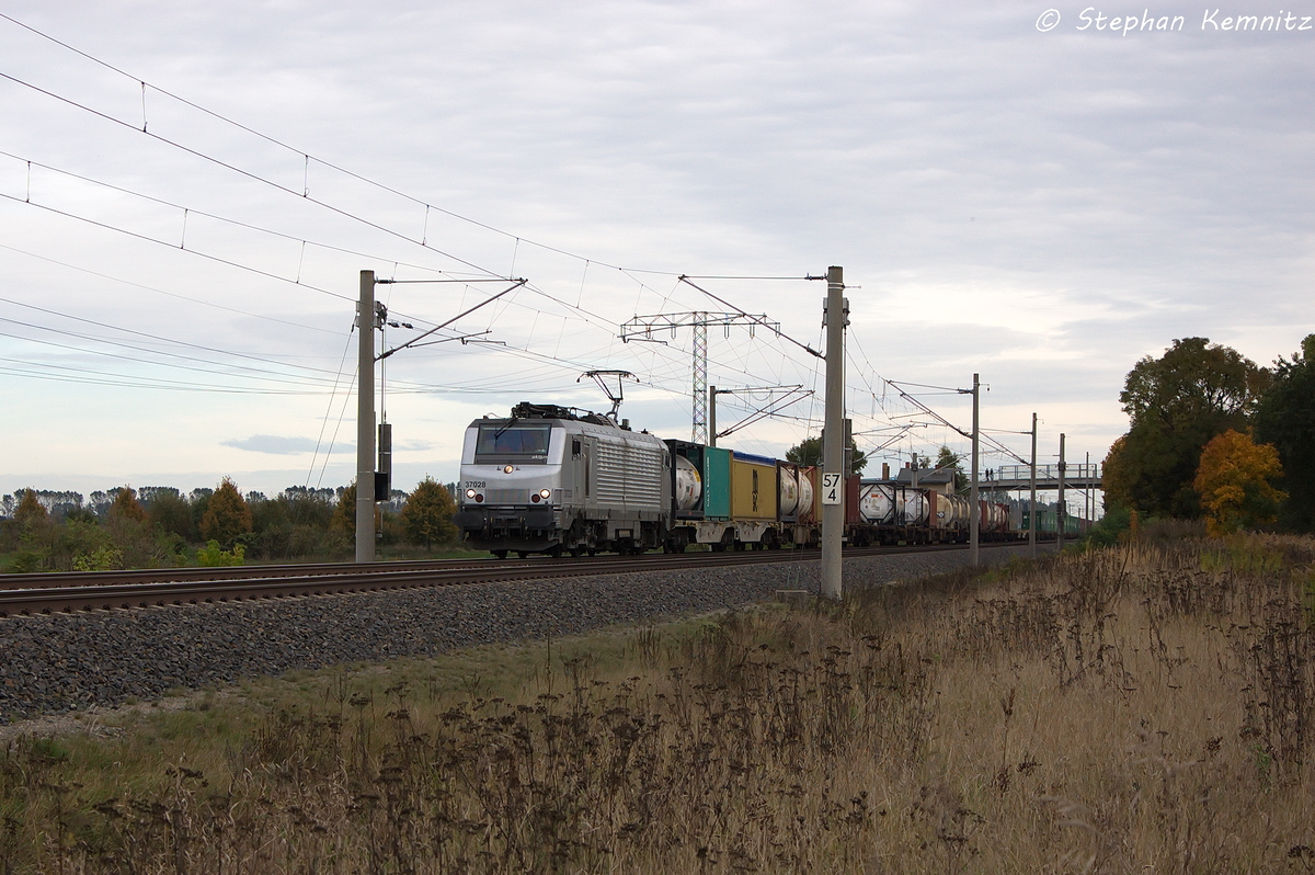 37028 akiem f�r evtl. ITL - Eisenbahngesellschaft mbH mit einem Containerzug in Vietznitz und fuhr in Richtung Wittenberge weiter. 14.10.2013