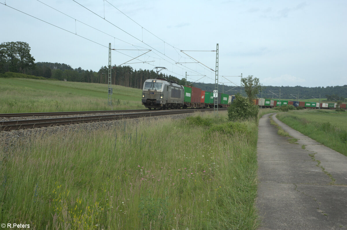 383 404 zieht bei Oberdachstetten ein Containerzug in Richtung Norden. 08.06.24