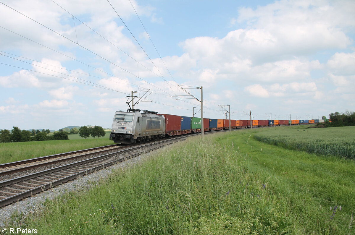 386 035-0 zieht mit einem Containerzug bei Uffenheim in Richtung Würzburg. 04.06.24