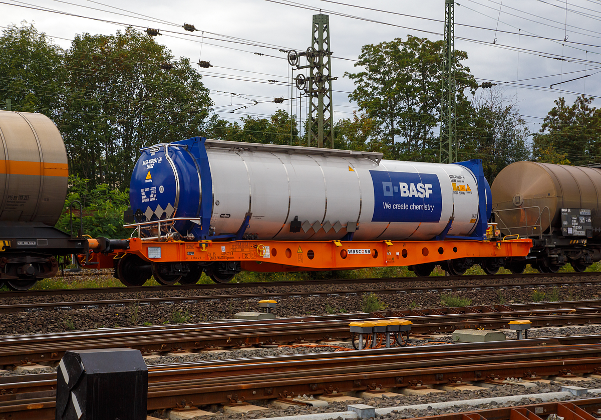 
4-achsiger Containertragwagen 33 85 4505 271-8 CH-WASCO der Gattung Sgmmns 54‘, für den Transport von intermodalen Ladeeinheiten und des Wascosa flex freight systems (Wechselaufbauten), der Wascosa AG am 04.09.2020 im Zugverbund bei einer Zugdurchfahrt in Koblenz-Lützel. Der Wagen ist hier beladen, mit einem belgischen Hersteller Van Holl gebauten, 45’ Tankcontainer der BASF.

Gebaut wurde der Wagen vom slowakischen Güterwagenhersteller Tatravagónka in Poprad

TECHNISCHE DATEN:
Spurweite: 1.435 mm
Länge über Puffer: 17.800 mm
Drehzapfenabstand: 11.920 mm
Radsatzstand in den Drehgestellen: 1.800 mm
Ladelänge: 16.470 mm
Höhe der Ladeebene für Container über S.O.: 1.105 mm
Drehgestell: Y25 Lsi(f)-C-K
Raddurchmesser: 920 mm (neu) / 860 mm (abgenutzt
Durchschnittl. Eigengewicht: 16,5 t
Max. Zuladung bei Lastgrenze S: 73,5 t (ab Streckenklasse D)
Max. Geschwindigkeit: 100 km/h (leer 120 km/h)
Max. Radsatzlast: 22,5 t
Druckluftbremse: Knorr KE-GP-A (K)
Kleinster bef. Gleisbogenradius: 150 m (im Zugverband) / 75 m der Einzelwagen
Intern. Verwendungsfähigkeit: TEN GE

Der Tankcontainer:
Der 45-Fuß-Tankcontainer mit 75 Tonnen zulässigem Gewicht (bei einem Eigengewicht von 7.660 kg) und 63.000 Liter Inhalt hat die doppelte Ladekapazität wie ein heute üblicher Tankcontainer und eine vergleichbare Kapazität wie ein Chemiekesselwagen. Der neue, bahnoptimierte Tankcontainer hat die gleiche Technik wie die bisher üblichen 20 bis 30 Fuß messenden Tankcontainer. Die 45 Fuß-Tankcontainer können zum Bahntransport, Binnenschiffstransport und, im leeren Zustand, auch zum Straßentransport eingesetzt werden. Darüber hinaus sind sie zur Lagerung in Containerlagern zugelassen. Ausgestattet sind sie außerdem mit moderner Isoliertechnik sowie Heizvorrichtungen. Der 45 Fuß-Tankcontainer verfügt im Vergleich zum Bahnkesselwagen über ein höheres Ladegewicht im Verhältnis zum Eigengewicht. Dank der Möglichkeit, vom Bahnwagen abgenommen werden zu können, und der Stapelbarkeit benutzt der Tankcontainer deutlich weniger Infrastruktur und ist flexibler beim Be- und Entladen.

Entwickelt wurden die Tankcontainer für den Bahnverkehr von Van Hool und BASF gemeinsam. Der erste Prototyp wurd 2015 geliefert.

