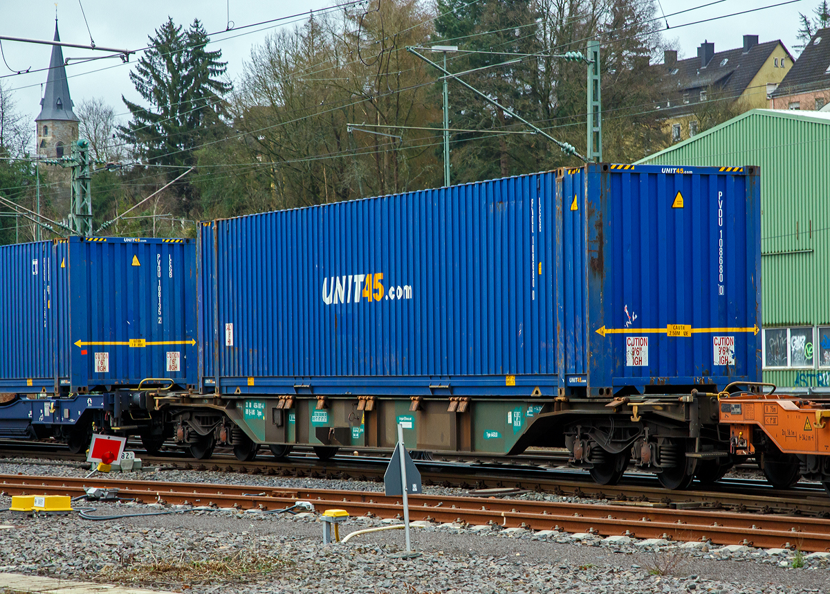 4-achsiger Drehgestell-Containertragwagen 33 88 4554 001-6 B-LNS der Gattung Sgns (LINEAS Wagon Type 6453L 0), der LINEAS Group NV/SA am 05.01.2022 im Zugverband bei der Durchfahrt in Betzdorf (Sieg) in Richtung Kln. 

Die Lineas Group nv/sa (ex B-Logistics, ex B Cargo) ist eine belgische Schienengtergesellschaft. 

TECHNISCHE DATEN:
Spurweite: 1.435 mm
Lnge ber Puffer: 19.740 mm
Drehzapfenabstand: 14.200 mm
Achsabstand in den Drehgestellen: 1.800 mm
Ladelnge: 18.400 mm
Hhe der Ladeebene ber S.O.: 1.155 mm
Eigengewicht: 19.950 kg
Max. Zuladung: 69,8 t (ab Streckenklasse D)
Max. Geschwindigkeit: 100 km/h 
Kleinster befahrbarer Gleisbogen: R 75 m 
Bremse: KE-GP-A (LL)
Bremssohle: IB 116
Feststellbremse: Nein
Verwendungsfhigkeit: RIV