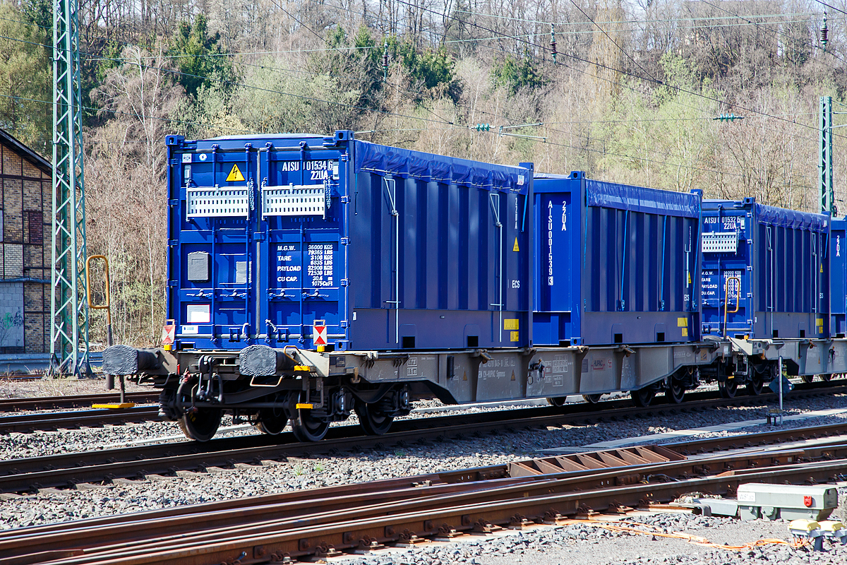 4-achsiger Drehgestell-Containertragwagen der Gattung Sgmnss, 33 85 4578 045-8 CH-HUPAC, der HUPAC AG, beladen mit 2 Stück 30 Fuß Spezialcontainer, am 24.03.2021 im Zugverband bei der Durchfahrt in Betzdorf (Sieg) in Richtung Köln.

TECHNISCHE DATEN:
Hersteller: Ferriere Cattaneo SA (Schweiz)
Spurweite: 1.435 mm
Länge über Puffer: 17.340 mm
Drehzapfenabstand: 12.200 mm
Achsabstand in den Drehgestellen: 1.800 mm
Laufraddurchmesser: 920 mm (neu)
Ladelänge: 16.000 mm
Höhe der Ladeebene über S.O.: 1.115 mm
Eigengewicht: 16.500 kg
Max. Zuladung bei Lastgrenze S: 73,5 t (ab Streckenklasse D)
Max. Zuladung bei Lastgrenze SS: 63,5 t (ab Streckenklasse C)
Max. Geschwindigkeit: 100 km/h (Lastgrenze SS und leer 120 km/h)
Kleinster befahrbarer Gleisbogen: R 75 m 
Bremse: KE-GP-A 
Bremssohle: Jurid 816M
Feststellbremse: Ja
Verwendungsfähigkeit: TEN GE