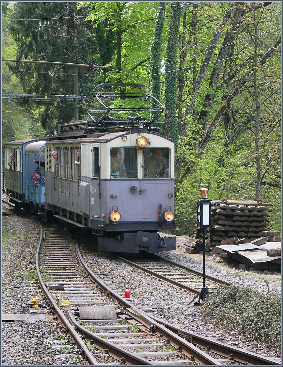 40 Jahre Blonay Chamby -Pfingstfestival 2008: Der LLB als ABFe 2/4 N° 10 bei der  Bifurcation  in Chaulin auf dem Weg Richtung Blonay.

3. Mai 2008