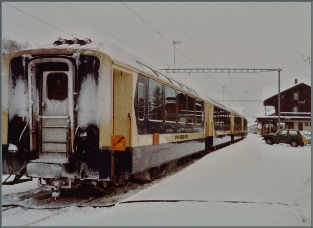 40 Jahre MOB Panoramic Express: Zweiseimmen war und ist nicht ein sehr  glückliches  Ziel der MOB Panormaic Express Züge, in Zukunft werden die (teilweise) bis nach Interlaken fahren. Doch schon in der Vergangenheit kamen sie über Zweisimmen hinaus, wenn auch mit wenig Erfolg verkehrten einige Panoramic-Züge bis in die Lenk. 
Hier warten die Wagen des Panoramic Expess 19 von Montreux auf die Rückfahrt.
19. Jan. 1984