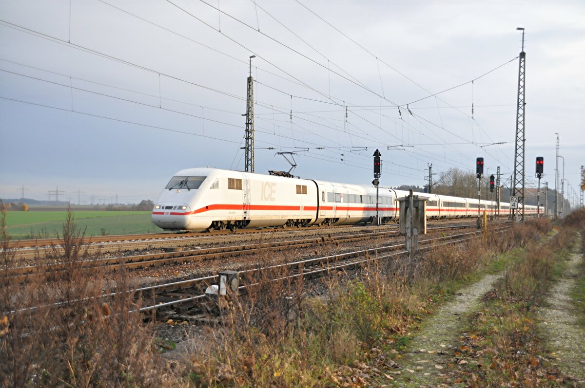401 079-9 und hinten schiebt 402 045-9, ein gemischter ICE 401/402 in Beimerstetten am 08.11.2009.