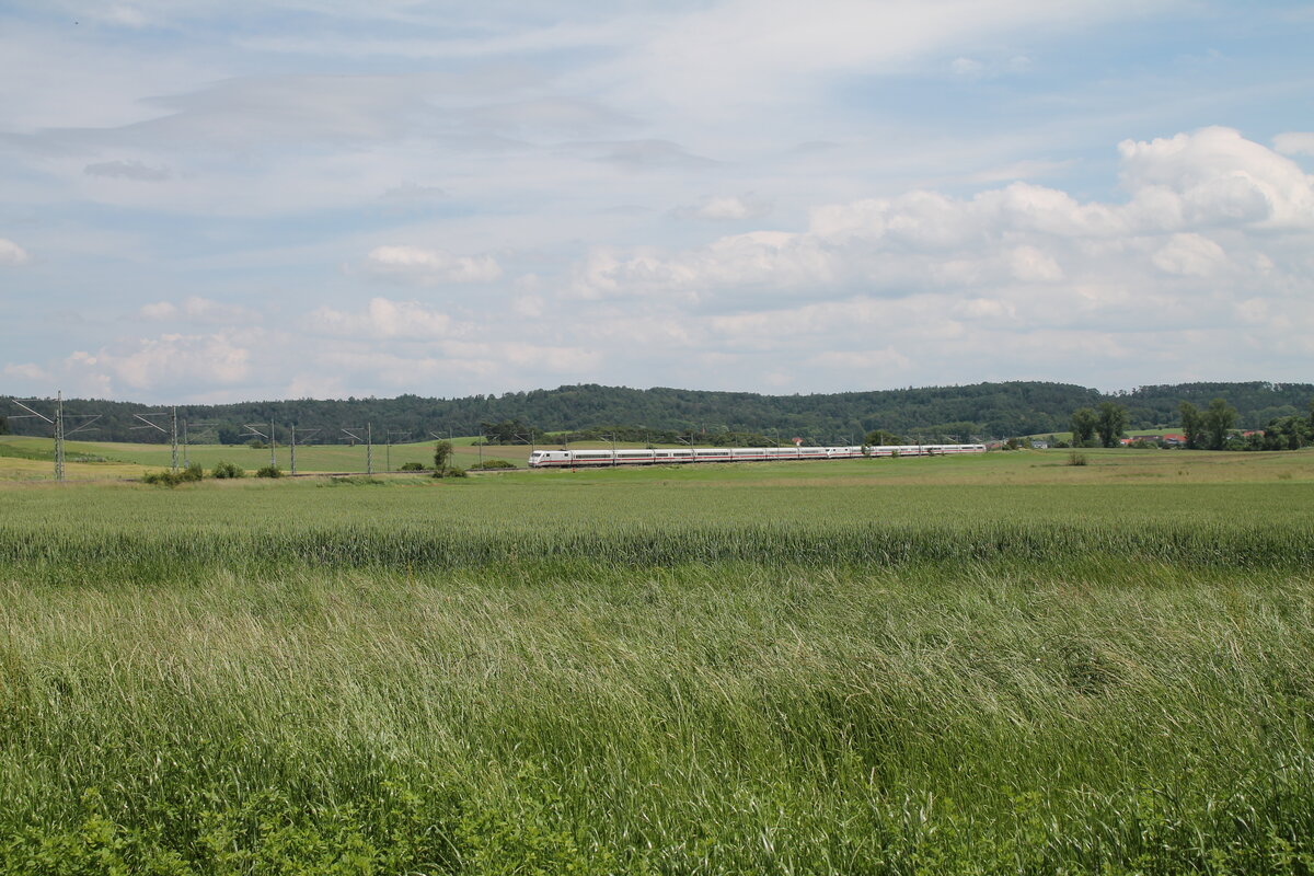 402 003-8 Cottbus/Chósebuz + 403 010-3 Fontanestadt Neuruppin als ICE 535/585 Oldenburg (Olb)/Lübeck - München HBF bei Oberdachstetten. 08.06.24