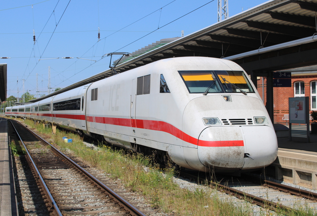 402 023-6 als ICE 1979 von Rostock Hbf nach Berlin Südkreuz bei der Ausfahrt im Rostocker Hbf.18.07.2025