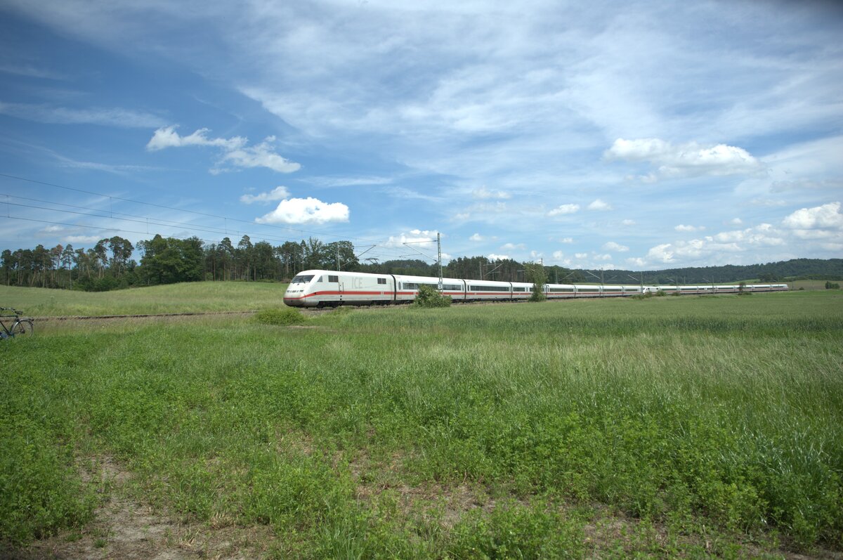 402 033  Ulm  + 402 029  Templin  als ICE588/538 München - Hamburg Harburg / München Oldenburg (Olb) bei Oberdachstetten. 08.06.24