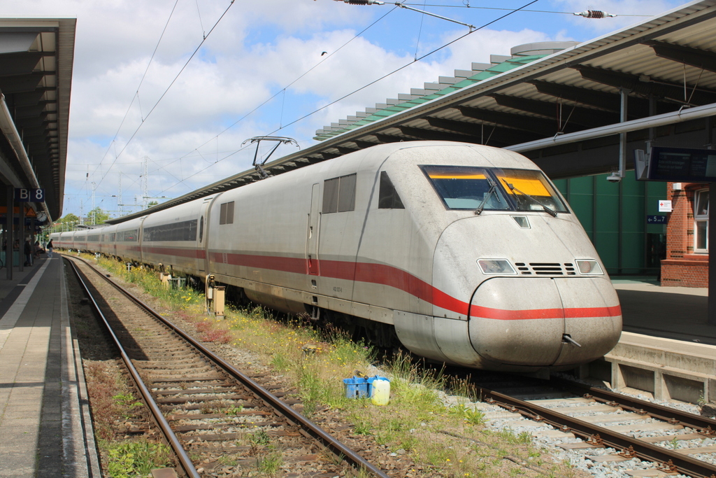 402 037-6 als ICE 1979(Rostock Hbf → Berlin Südkreuz)am 20.06.2025 im Rostocker Hbf. 