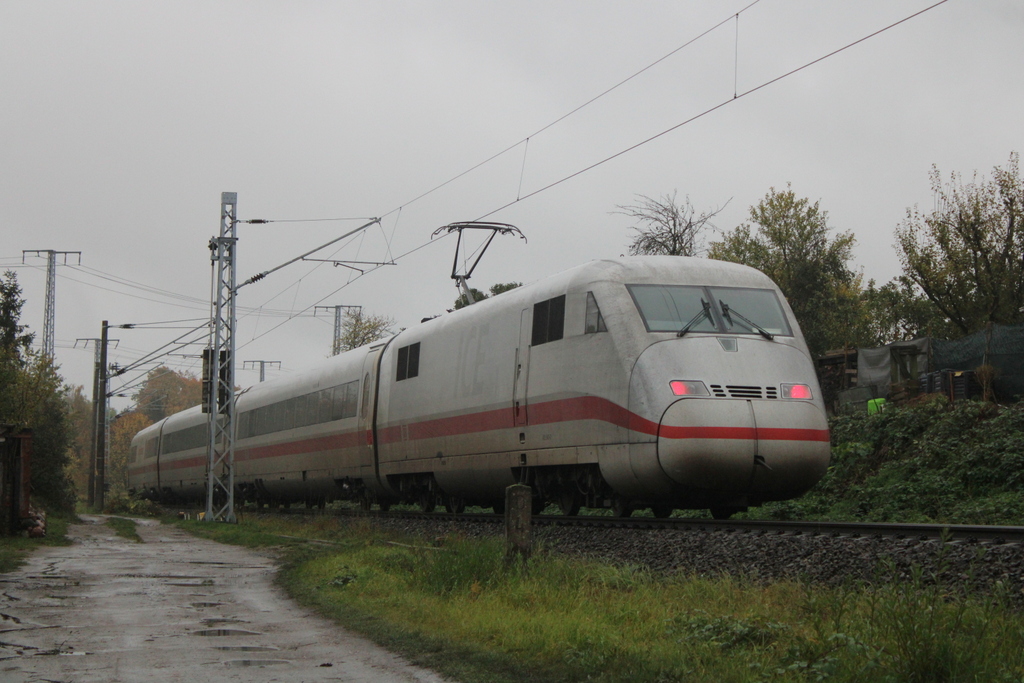 402 040 als ICE 1046 von Ostseebad Binz nach Berlin Südkreuz in der Güterumgehung unweit vom Rostocker Hbf.31.10.2023