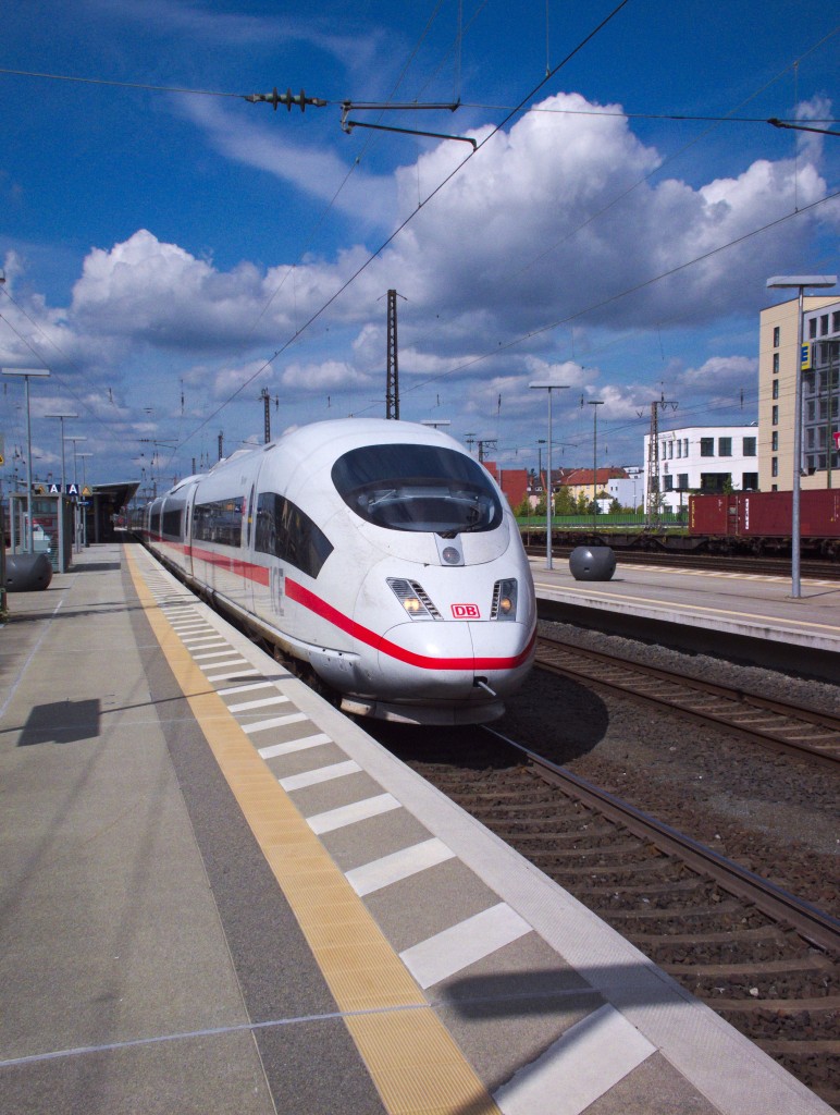 403 022 beschleunigt am 20.08.14 nach dem Halt in Aschaffenburg. Aschaffenburg ist in einem sauberen Stundentakt an die ICE-Linie Ruhrgebiet - Frankfurt - Aschaffenburg angebunden.