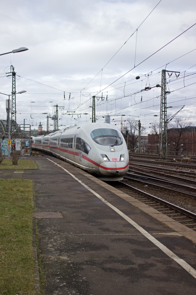 406 001 kommt, wenn er seiner Mehrsystemausrüstung gemäß eingesetzt wurde, wahrscheinlich gerade aus Brüssel und durchfährt auf dem Weg nach Frankfurt Köln Deutz.