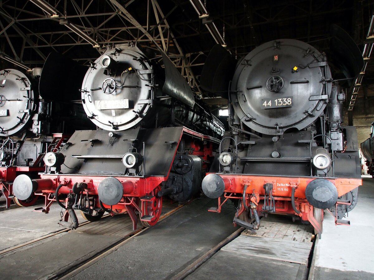 41 1225-6 und 44 1338 im Sächsischen Eisenbahnmuseum in Chemnitz am 19.04.2017.
