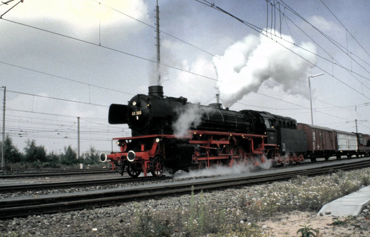41 360 mit gemischtem Güterzug bei der Jubiläumsparade 150 Jahre Deutsche Eisenbahn in Nürnberg am 14.09.1985.